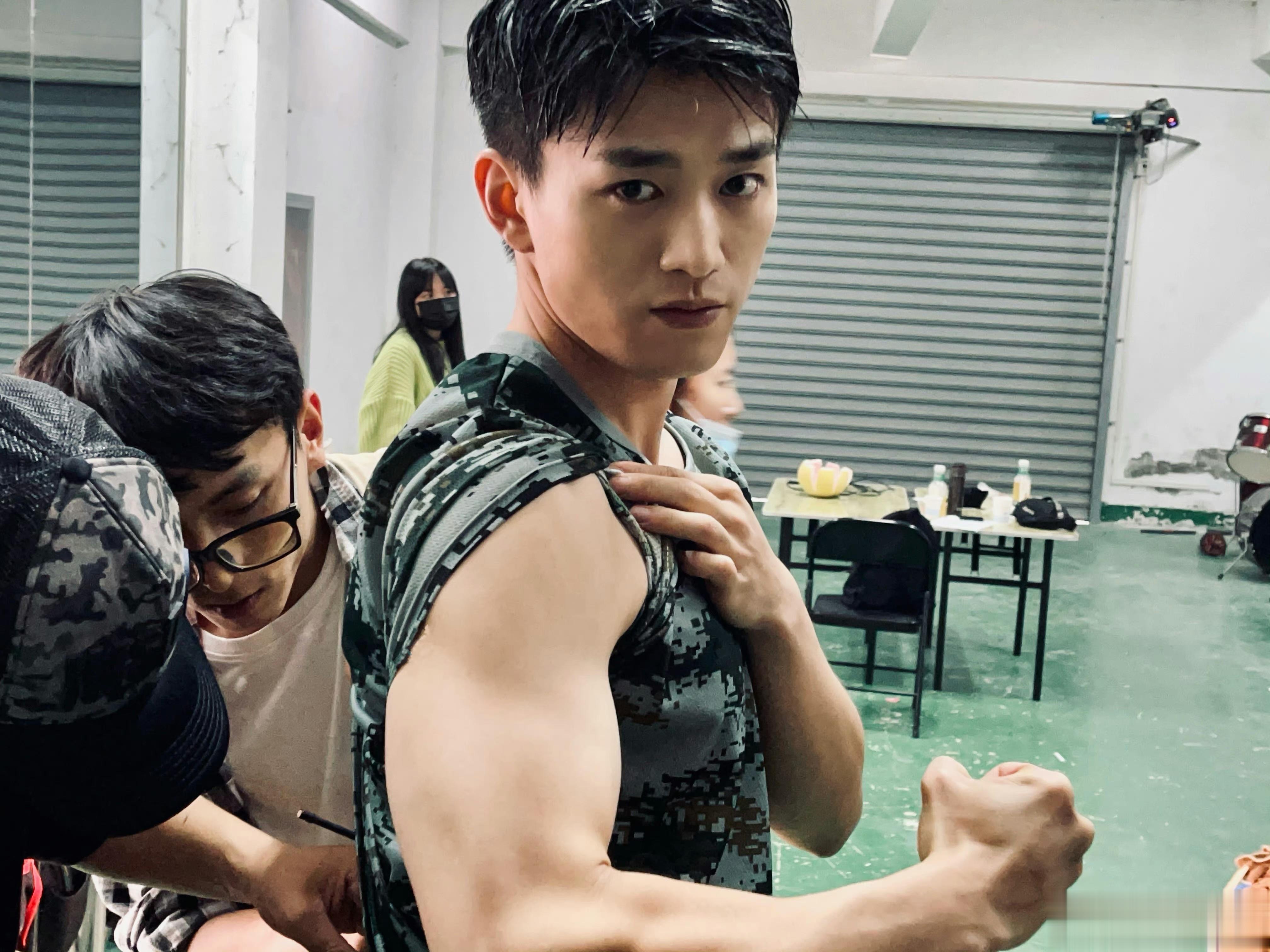  这个看起来好有意思啊，确实有点上头，大千这肌肉线条太明显了，一定练了好久吧，《