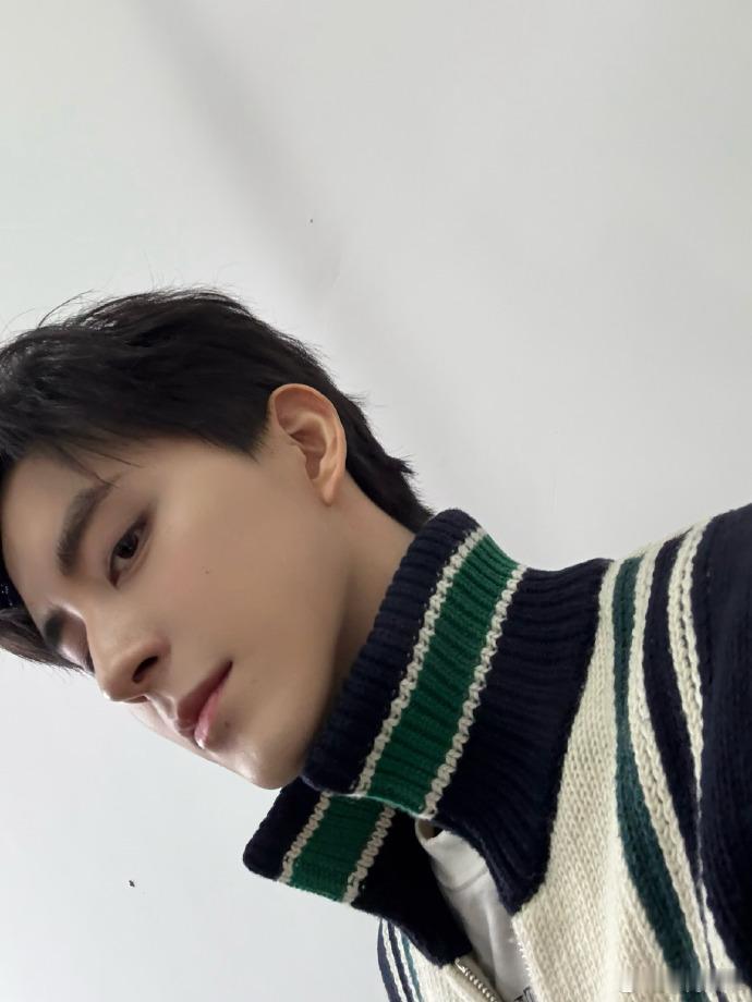 敖瑞鹏听说自拍要把手机拿高点  敖瑞鹏情人节晒自拍 敖瑞鹏情人节晒自拍，手机拿高