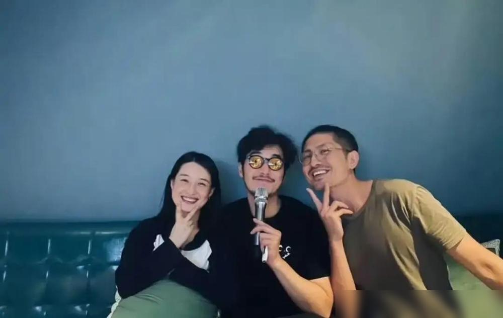 金世佳一家三口，最近被拍到逛环球影城，一副岁月静好。

很多人说，他撕掉了展博的