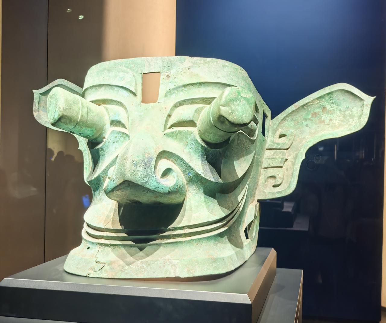 驻足展厅，一件件三星堆青铜面具静静陈列，扑面而来是古蜀文明独有的神秘气息。凸目纵