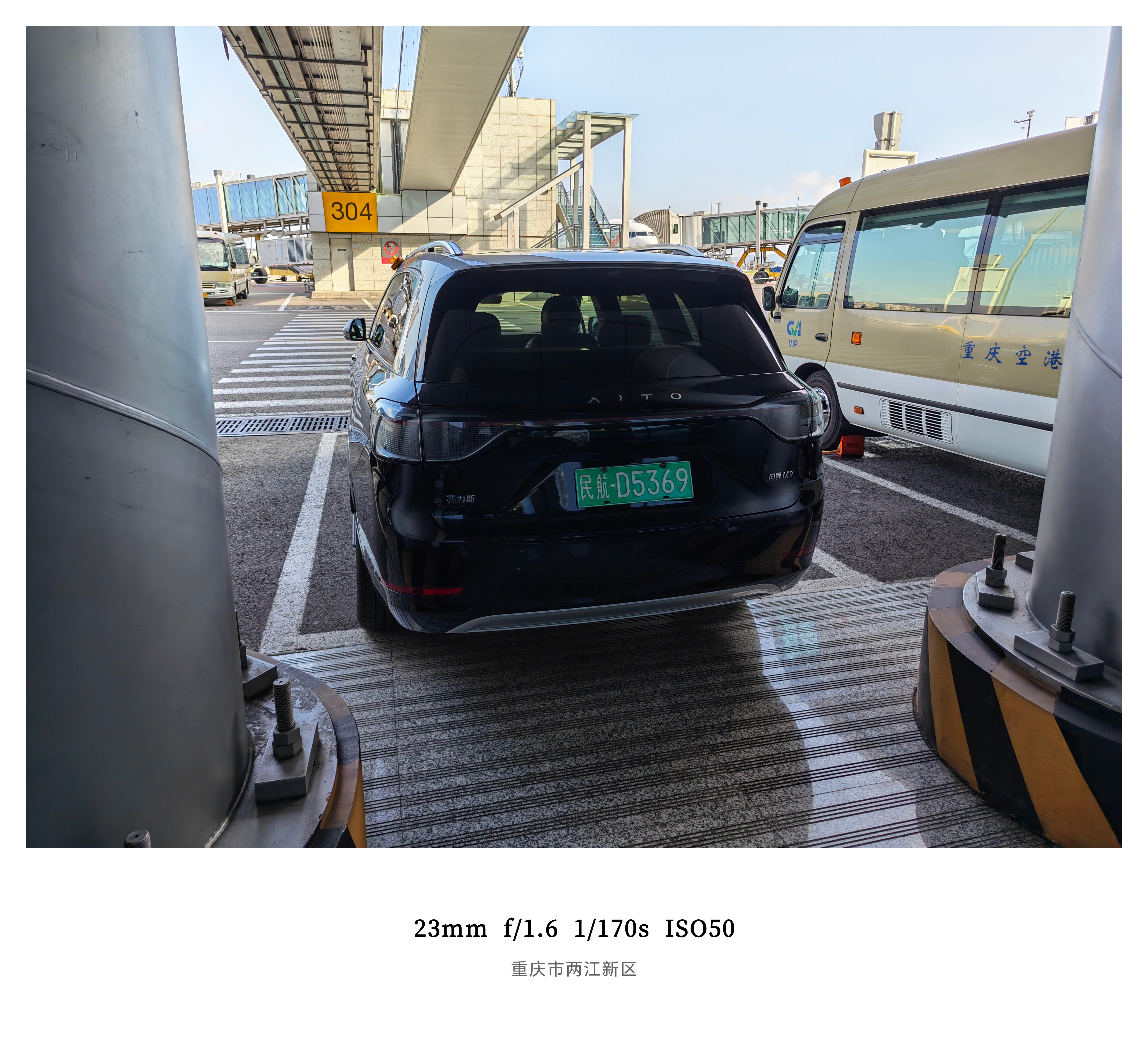 重庆机场贵宾厅配了问界M9作为摆渡车这个场景和潜在用户非常匹配体验完直接种草回去