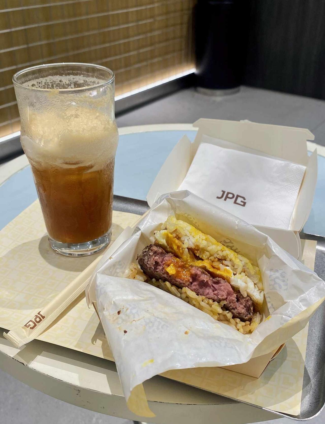 广州！！！汉堡胚换成米饼…居然没翻车！
本来还担心用米饭做胚会奇怪，结果完全没翻