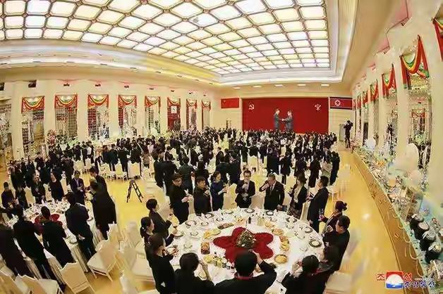 朝鲜国宴实录，堪称一场直击人心的礼仪洗礼。没有金碧辉煌的堆砌，唯有庄重素雅的布景