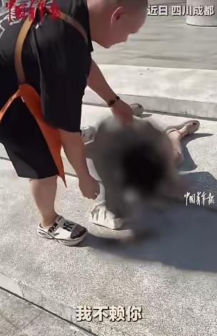看哭了！四川成都，一位84岁老人摔倒在地，她向小伙求助说: “我不赖你。”没想到