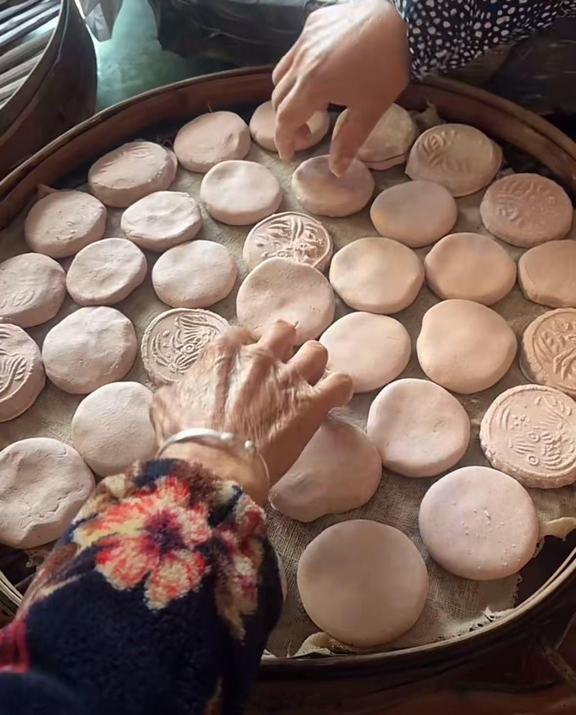 朋友发来的，老家已经在做高粱粑了，看着就香啊~今年的年味儿，好像提前来了~ 