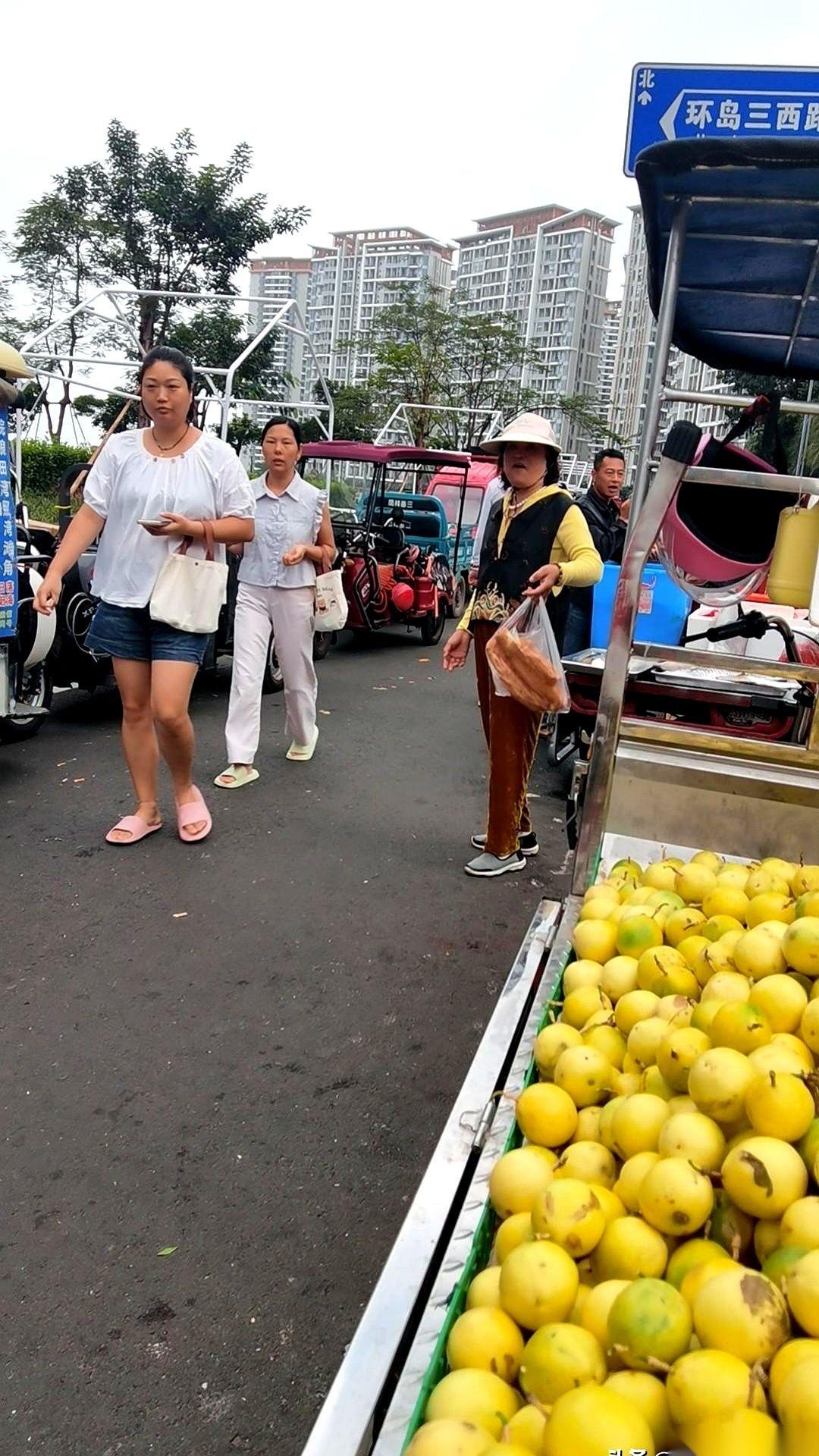 就刚才，眼皮子底下发生的事。
一个大爷，乐呵呵地扫了90块钱，买了三斤松子仁。