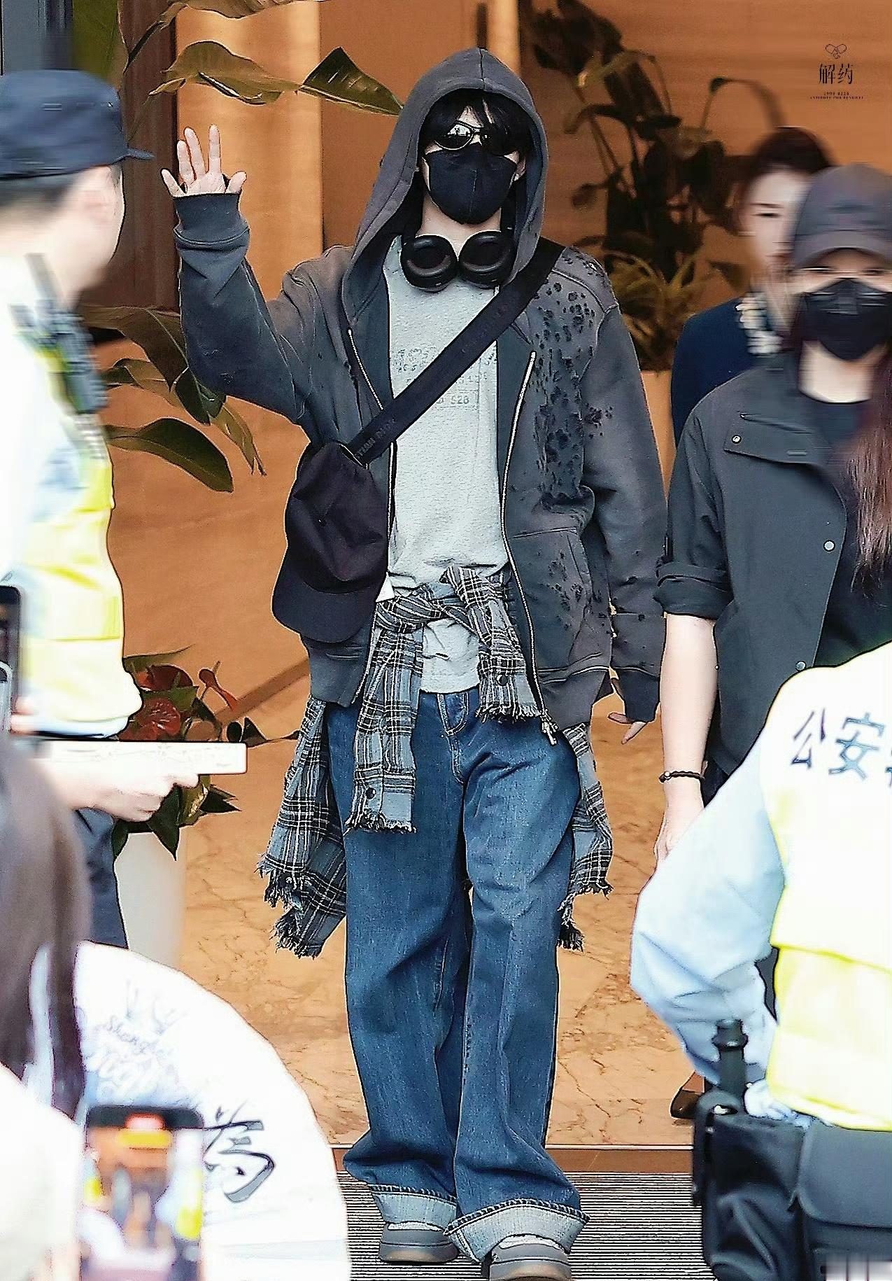 潮酷邓为的机场style，好会穿搭[哇]#邓为[超话]# ​​​