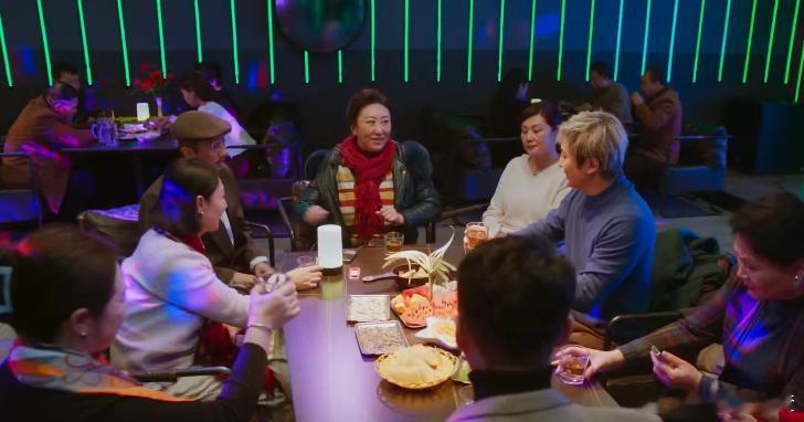 别让郭京飞干这个 剧里郭京飞被二胖拽去，原本还装得挺稳重，结果一唱歌就活力四射，