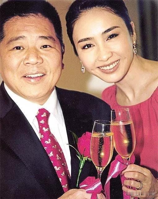 说香港女星黎姿和她富豪老公马廷强，单看面相，确实不登对。所以很多人觉得这不过又是