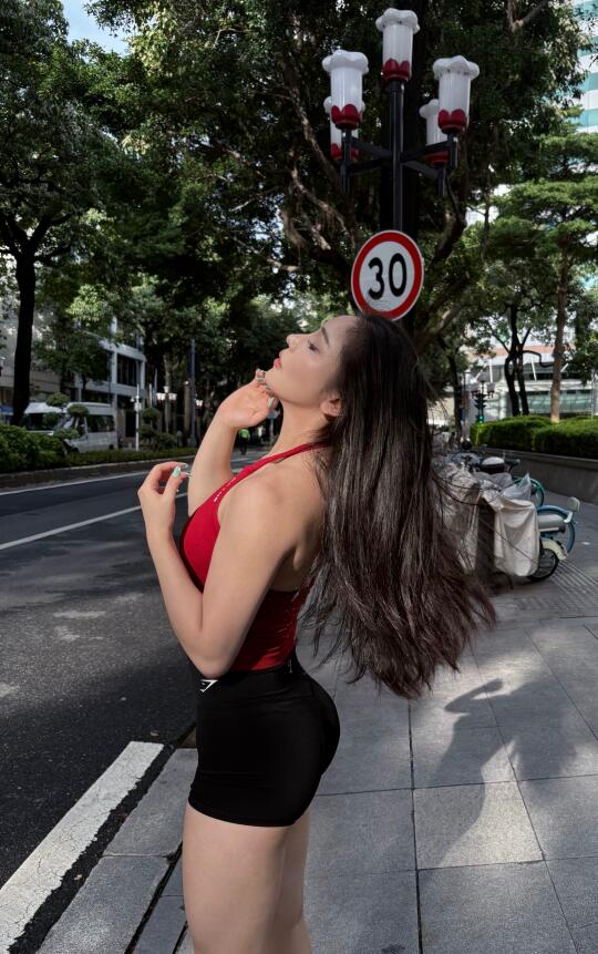 其实健身服外穿也很好看