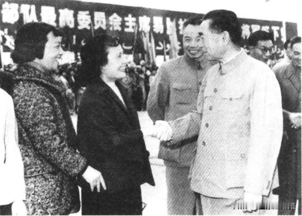 【周总理历史上的今天——5月20日】
1964年5月20日，周恩来总理在上海机场