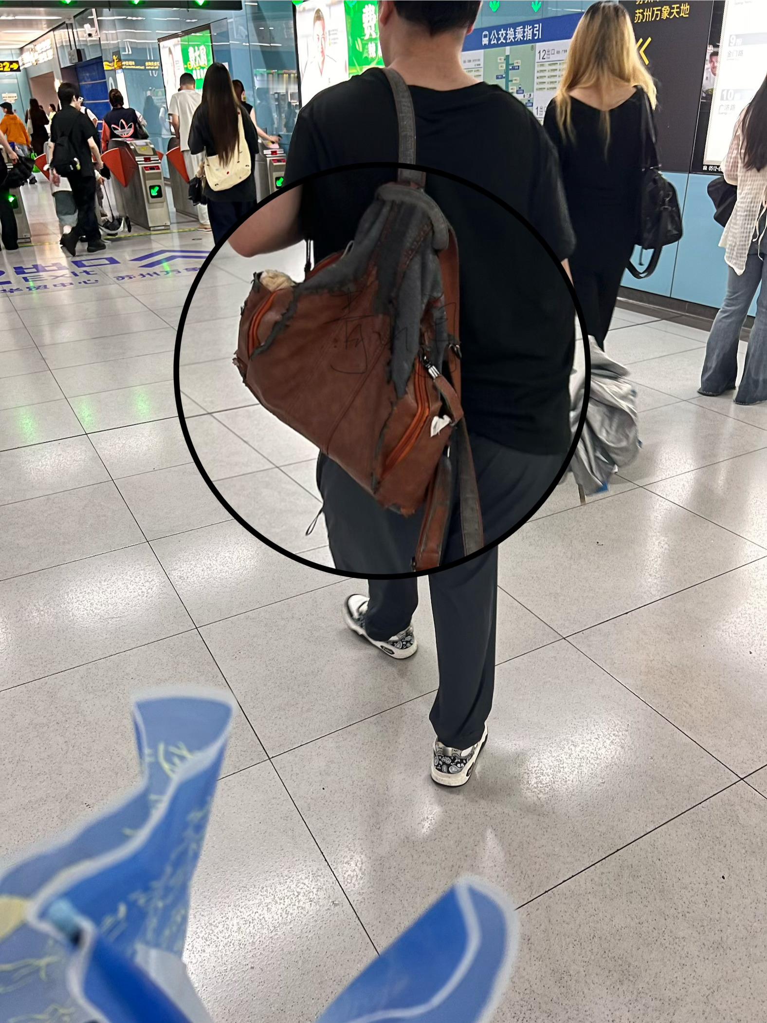 我天没买车前老坐地铁开车3年难得再坐 刚从我们苏州1号线转2号石路出站 在我前面