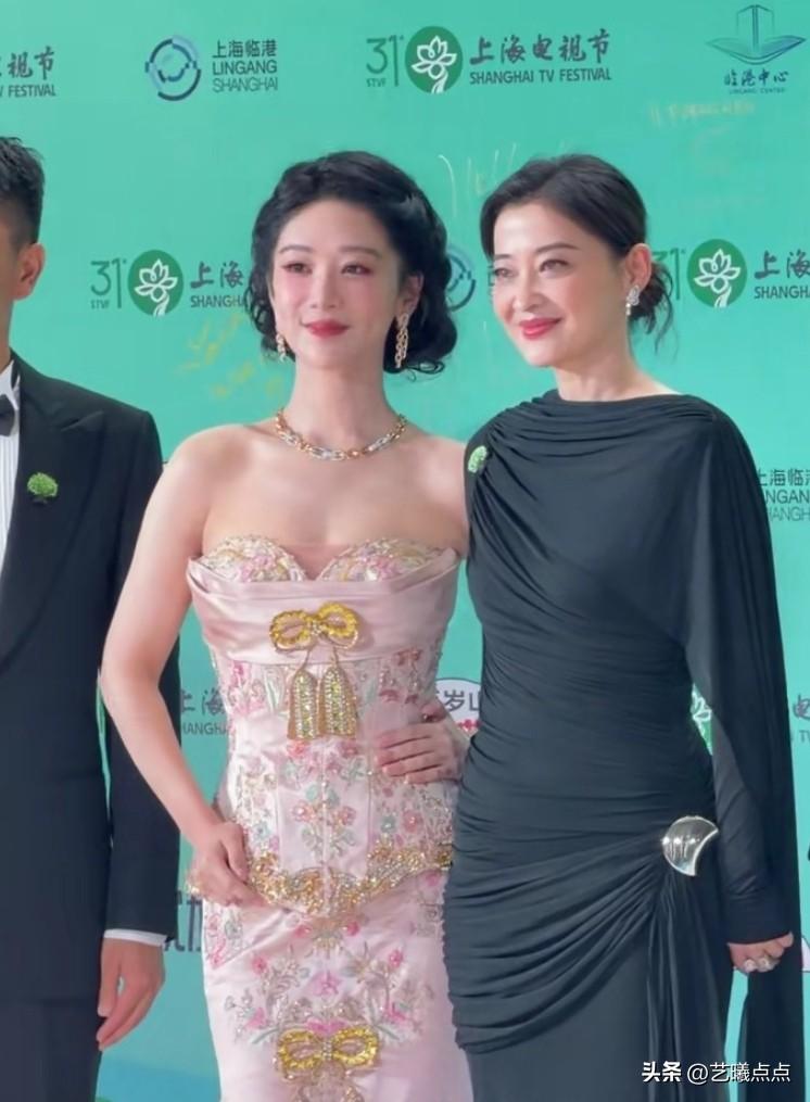 今晚白玉兰颁奖礼即将揭晓，梅婷凭《生命树》入围最佳女配。
红毯上，她一袭黑色长裙