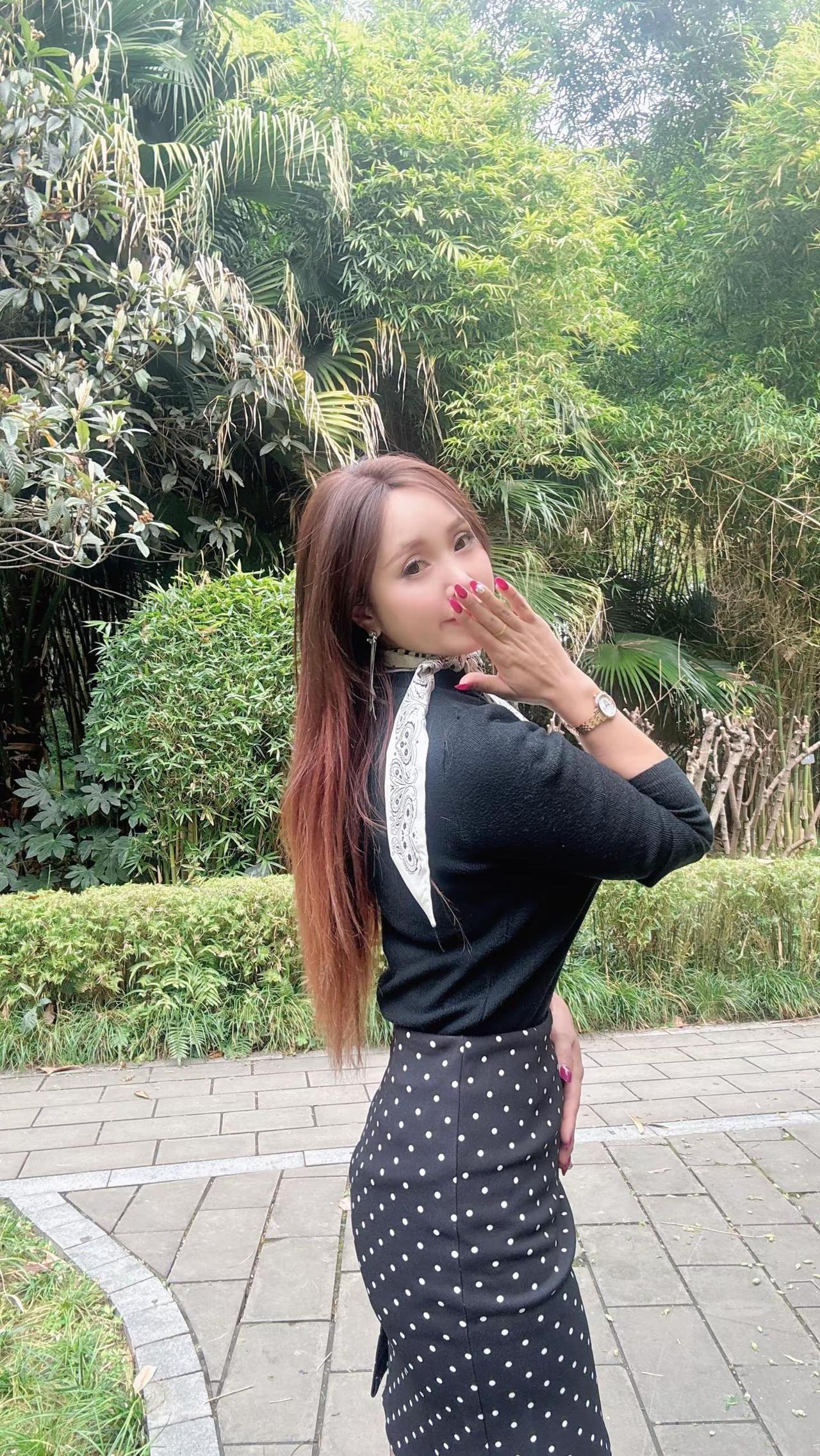 落井下石的都是自己人 不想你好的也都是身边人 荒田无人耕一耕有人争 嫌你穷 怕你