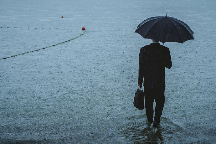 他们每个人都疲惫、都愤怒，可还是努力活着。—— 《风雨哈佛路》 ​ ​​​