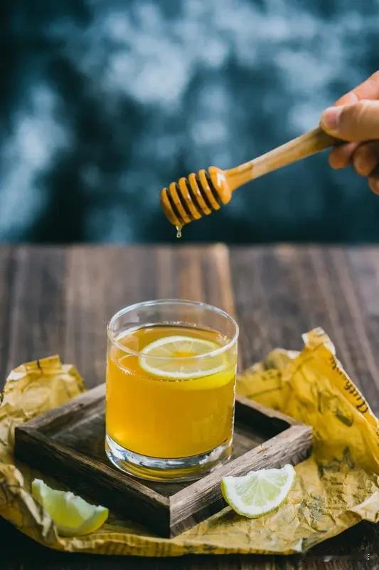 难过时，我就想给自己点独处的空间。像林悦失恋后，先把自己“藏”起来，窝着放空。再