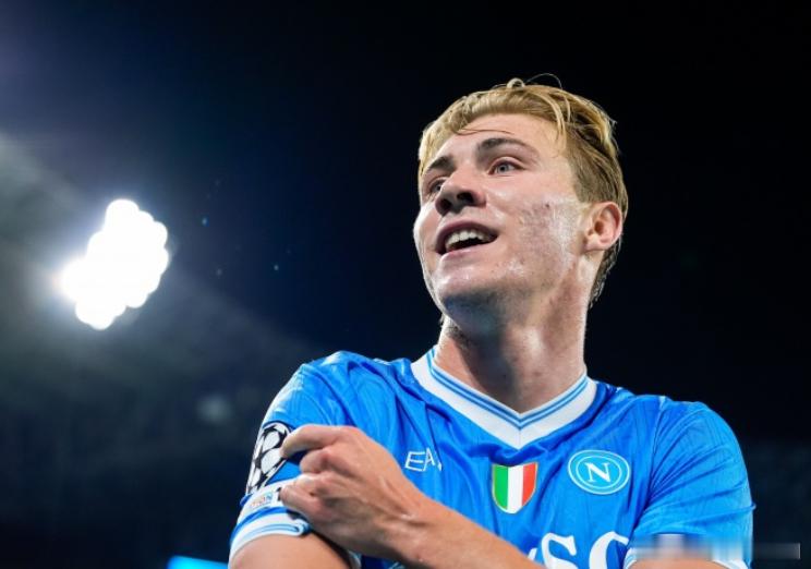 前曼联球星谢林汉姆认为，鉴于霍伊伦在意甲那不勒斯的出色表现，红魔应该考虑召回这位