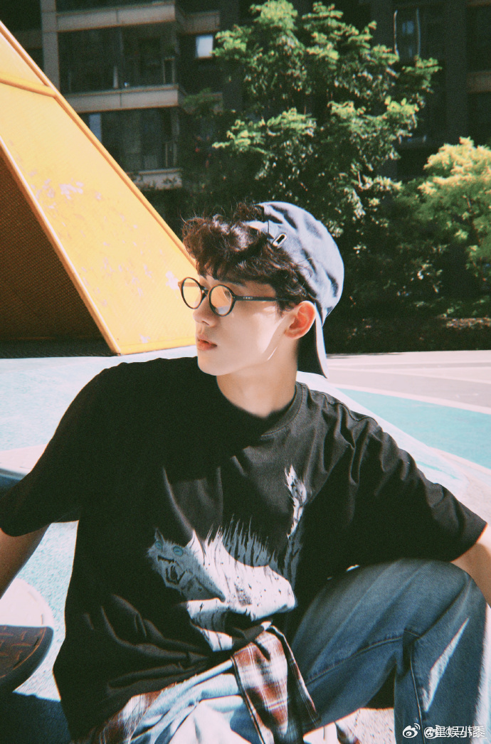 马韬卷毛随拍马韬阳光下的生命力阳光衬得卷发软乎乎治愈感拉满 