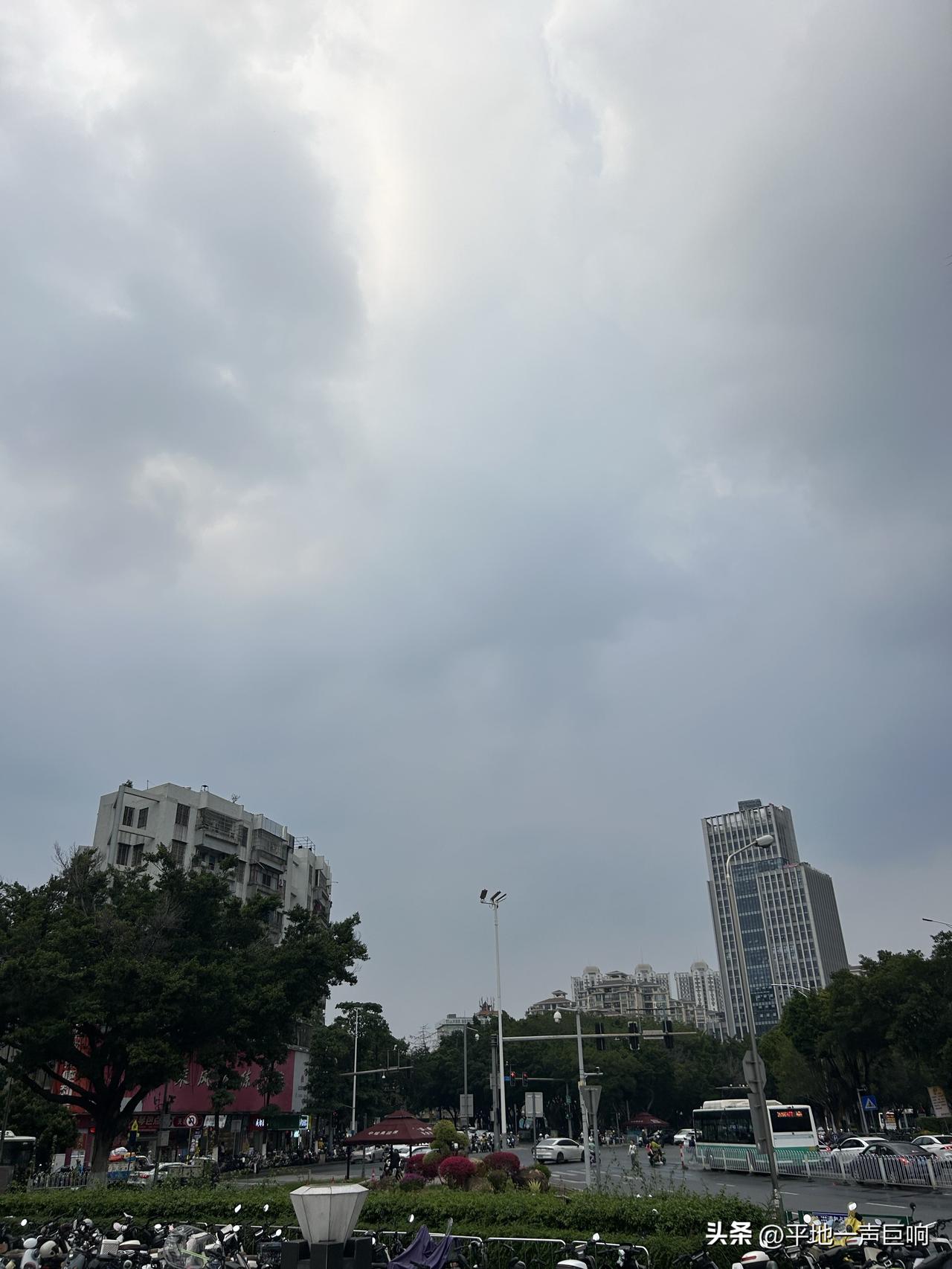 刚毕业来广州那年，举目无亲，我天天跑着找工作，跑了快一个月，处处碰壁，心里特别的