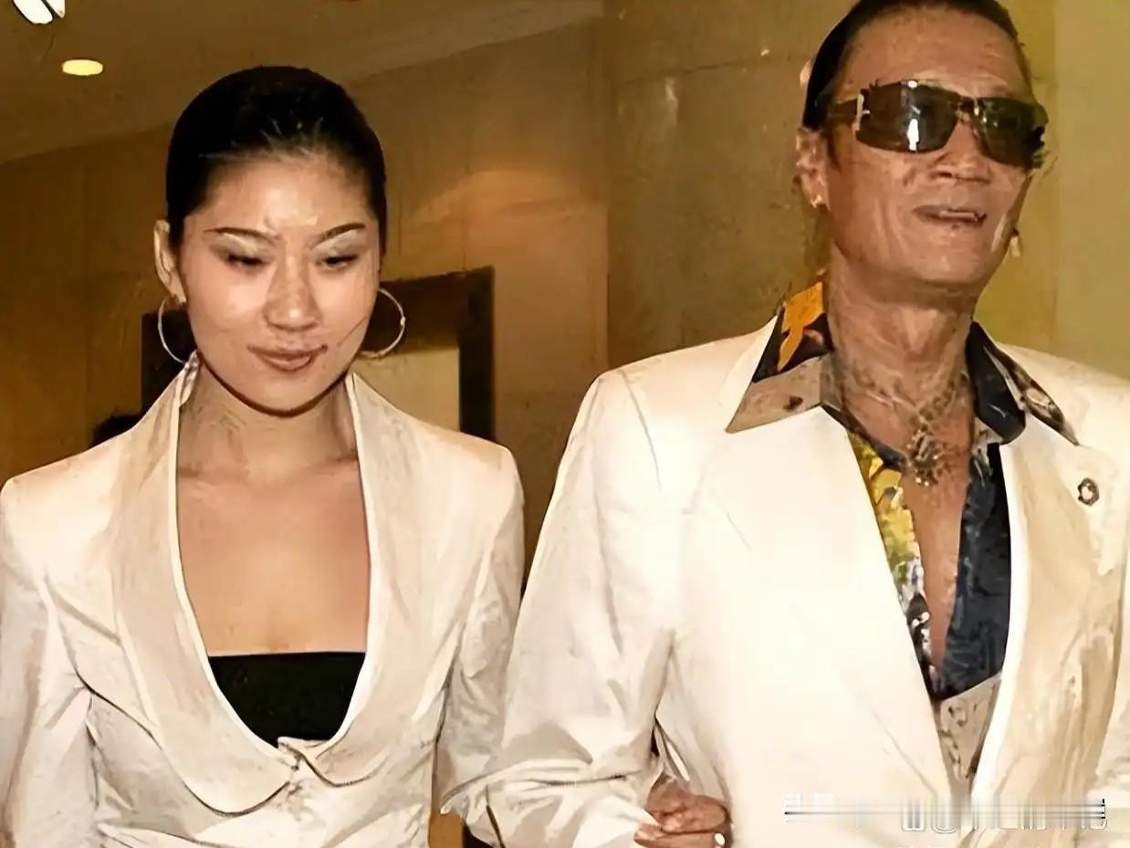 这位漂亮的女人叫Coco，比谢贤小49岁，2005年两人在上海相识相恋，谢贤悉心