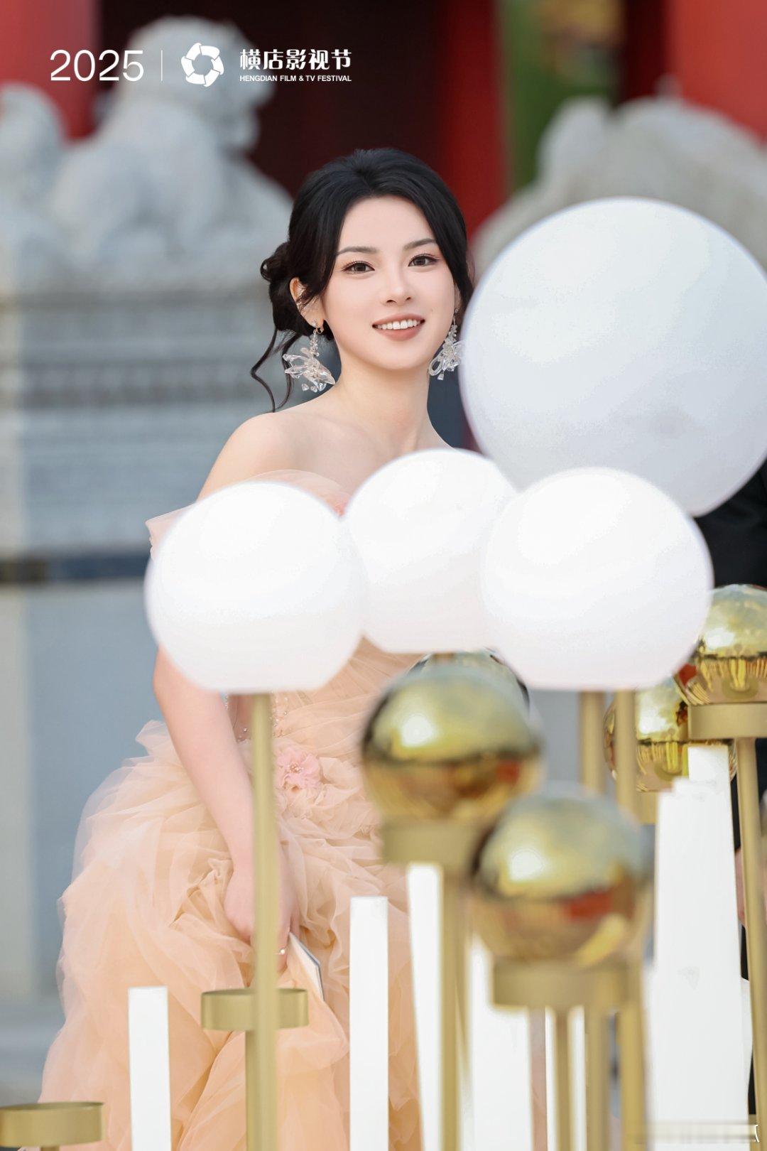 刘夕语首次走红毯大大方方的不疾不徐的步伐藏着笃定，眉眼间的真诚打动众人，她用实力