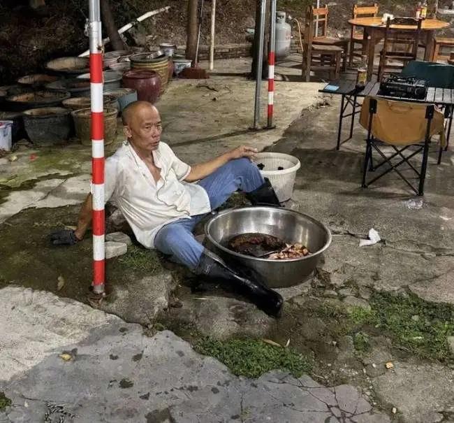 莫氏鸡煲"不想红"却红得大红大紫，狠狠打了多少网红美食的脸？
 
"别来了，我要