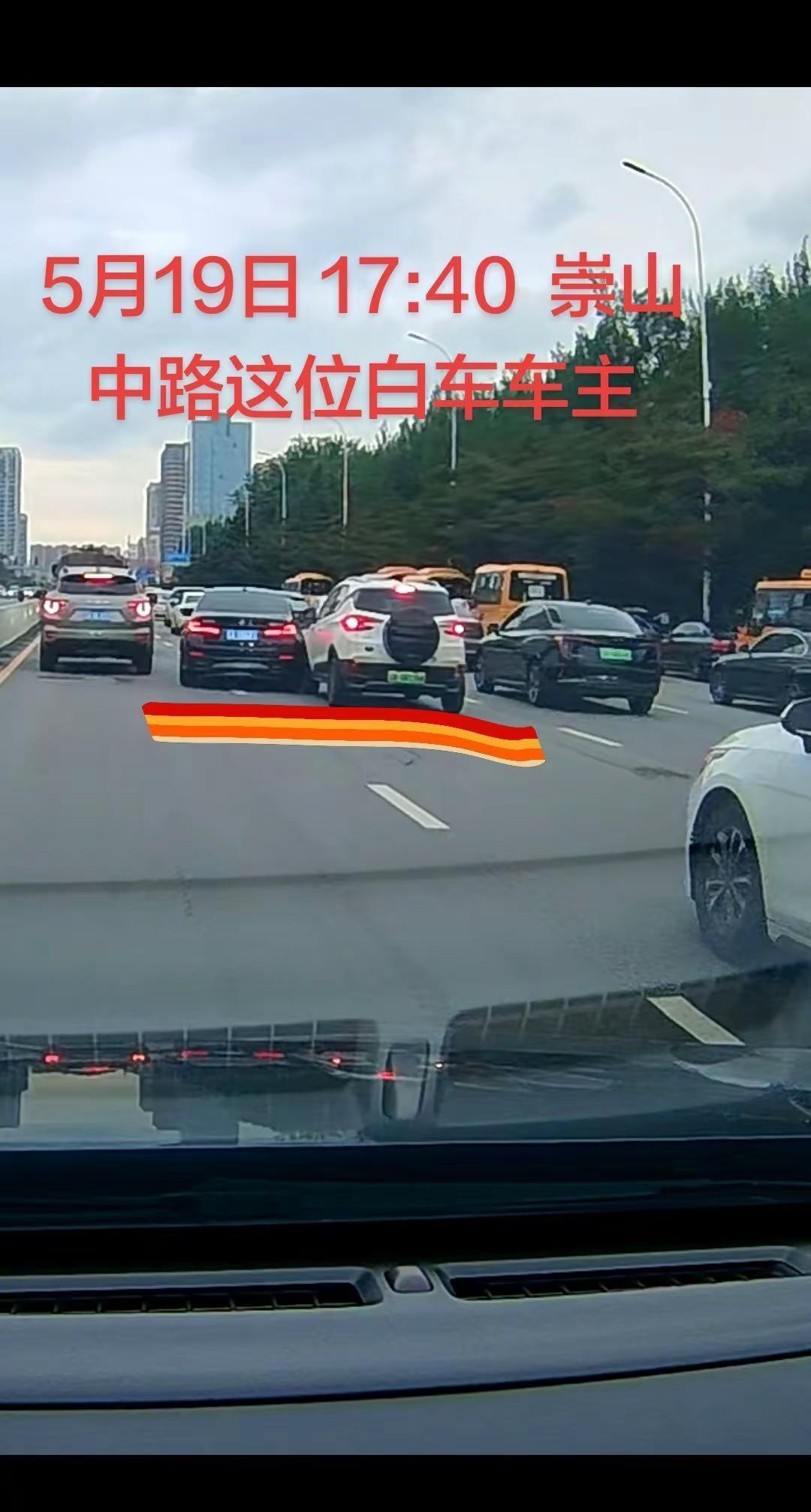 黑车变道刮到白车 黑车没停留逃逸 白车车主看到此视频可联系我要行车记录仪