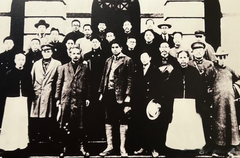 1927年3月，共产国际为应对中国大革命急剧变化的形势，决定派遣以罗易为首的共产