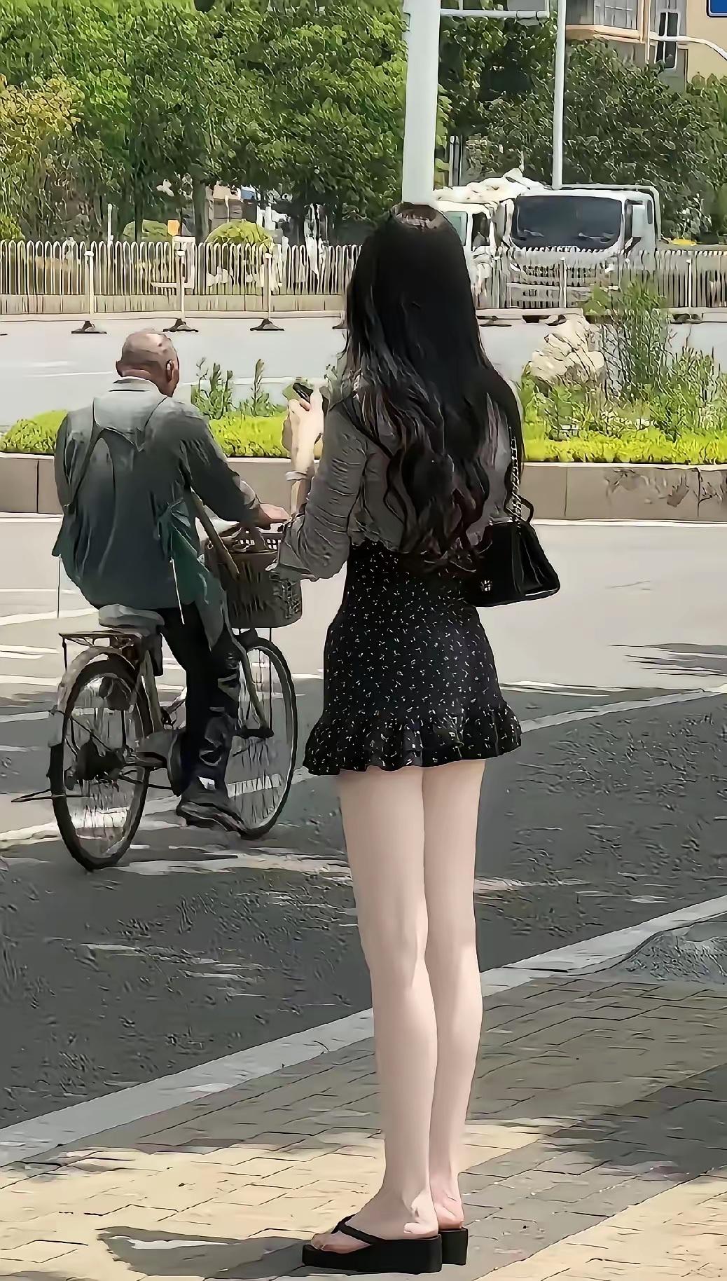 【极致美感，呈现美腿的波点短裙】
         一条黑色波点短裙，展示傲人的