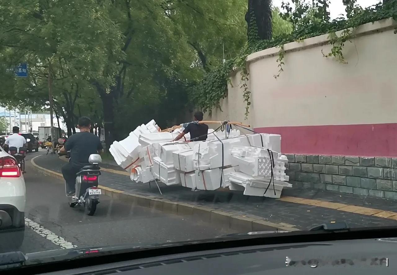 街边看到的，生活真不易，这还是在北京