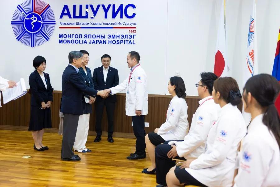 日本天皇访问蒙古国，一天天的行程可够忙的，祭拜完牺牲在蒙古国的关东军亡灵，又马不