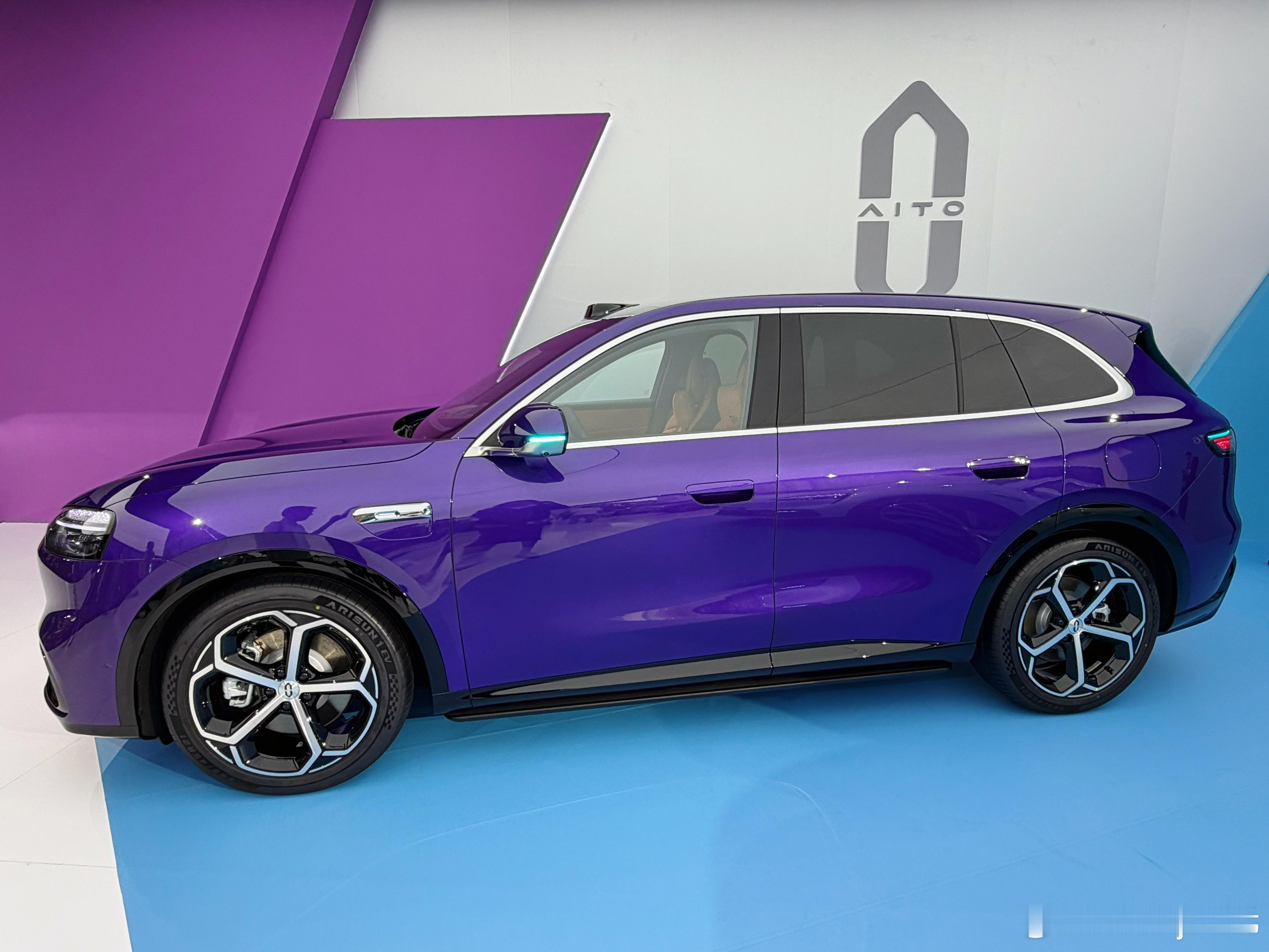 抵达鸿蒙智行春季新品发布会现场，好看的车一台接一台，眼睛根本不够用。你们最期待哪