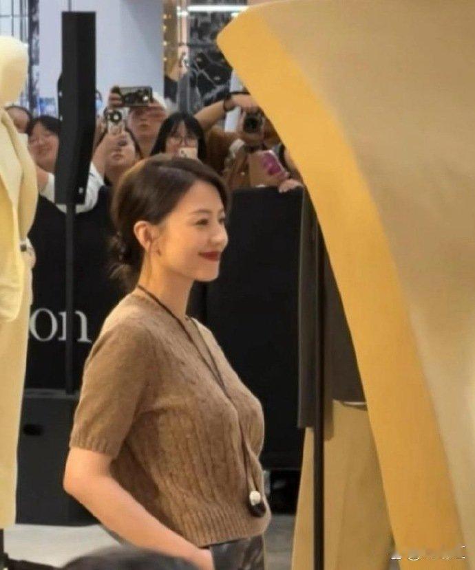 高圆圆真的是越老越有味道，这身材比年轻的时候还好看 