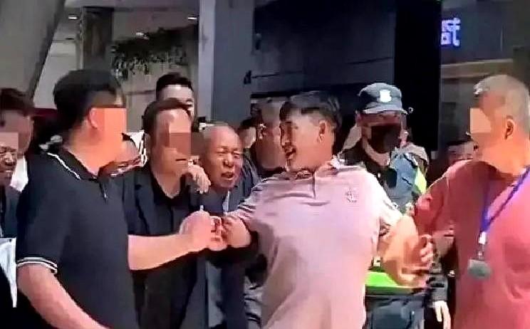 饭局上，主办方把贵宾席的C位留给他，他却端着餐盘，绕了过去。

朱之文找了个最偏