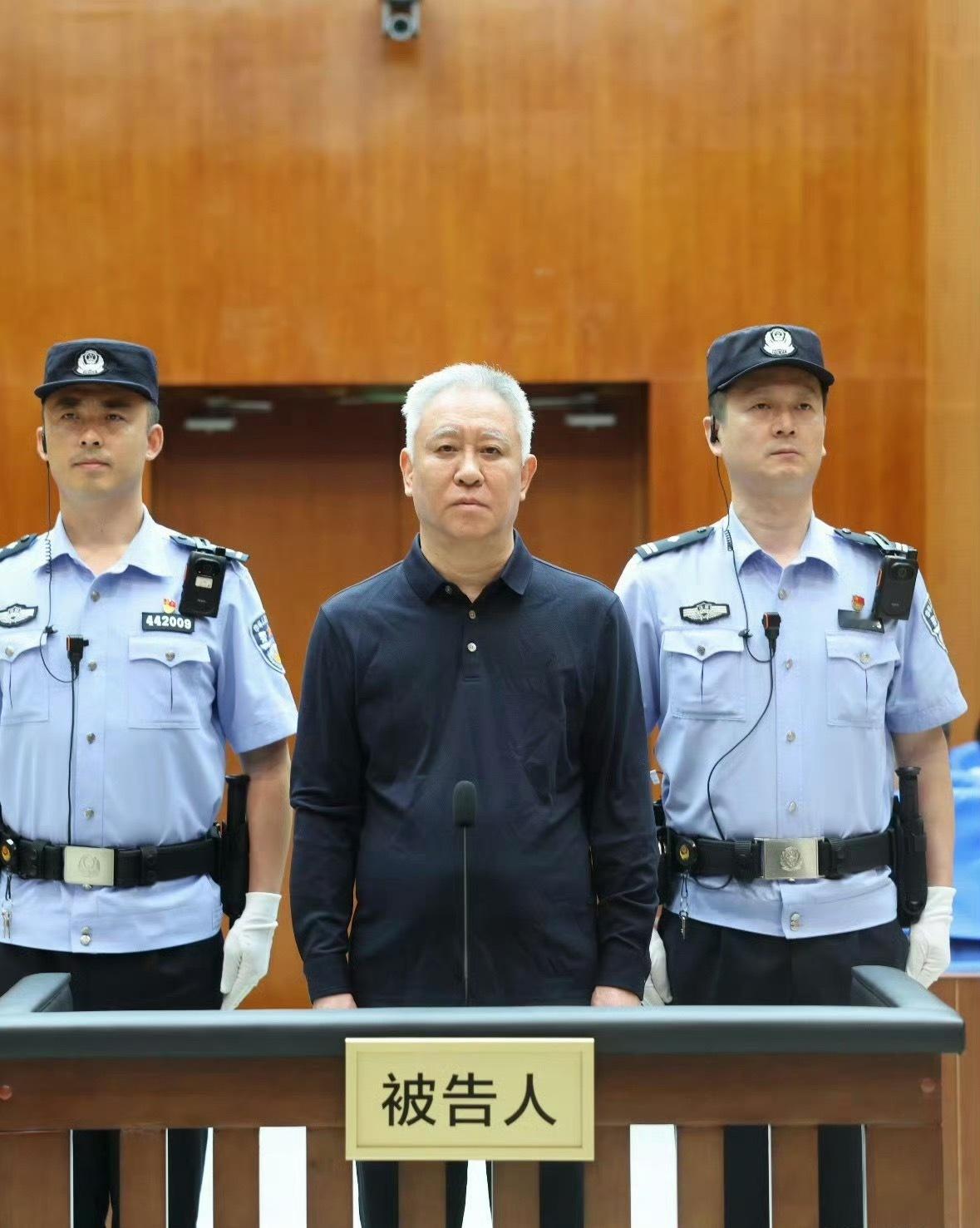 许家印一审被判无期许老板白发苍苍的站在了被告席和曾经的意气风发形成鲜明对比一审被