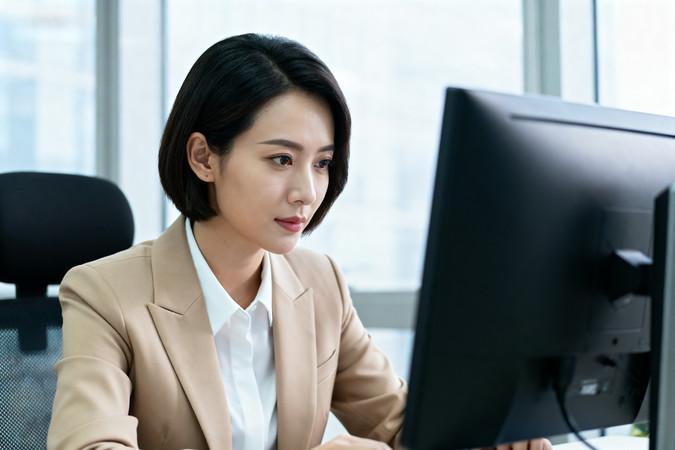 我以前遇到一个特别难联系的女同事。
邮件、微信、电话，我追了她两周，她终于抬头看