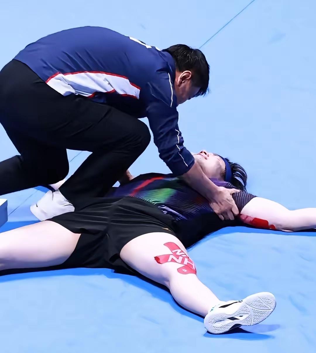 皓真的好像急救人员，一下冲过来，还摇晃王楚钦像“先生？先生？你怎么了？”确认意识