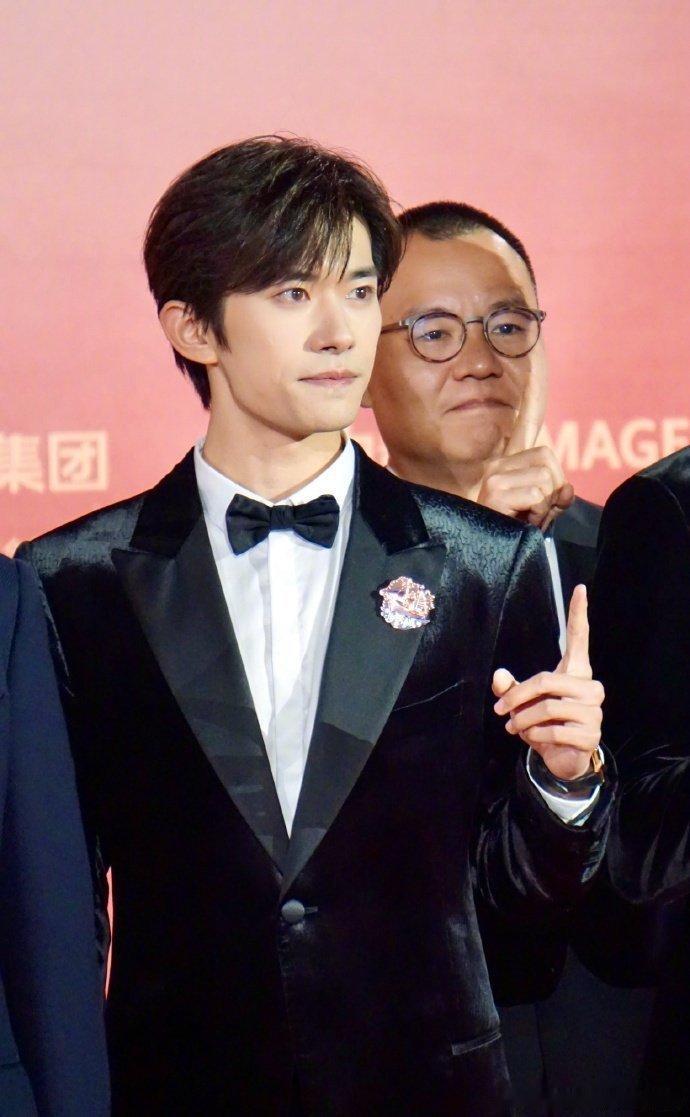 顶着高温台风拍海战，50艘战船说炸就炸，全员热血又能扛 