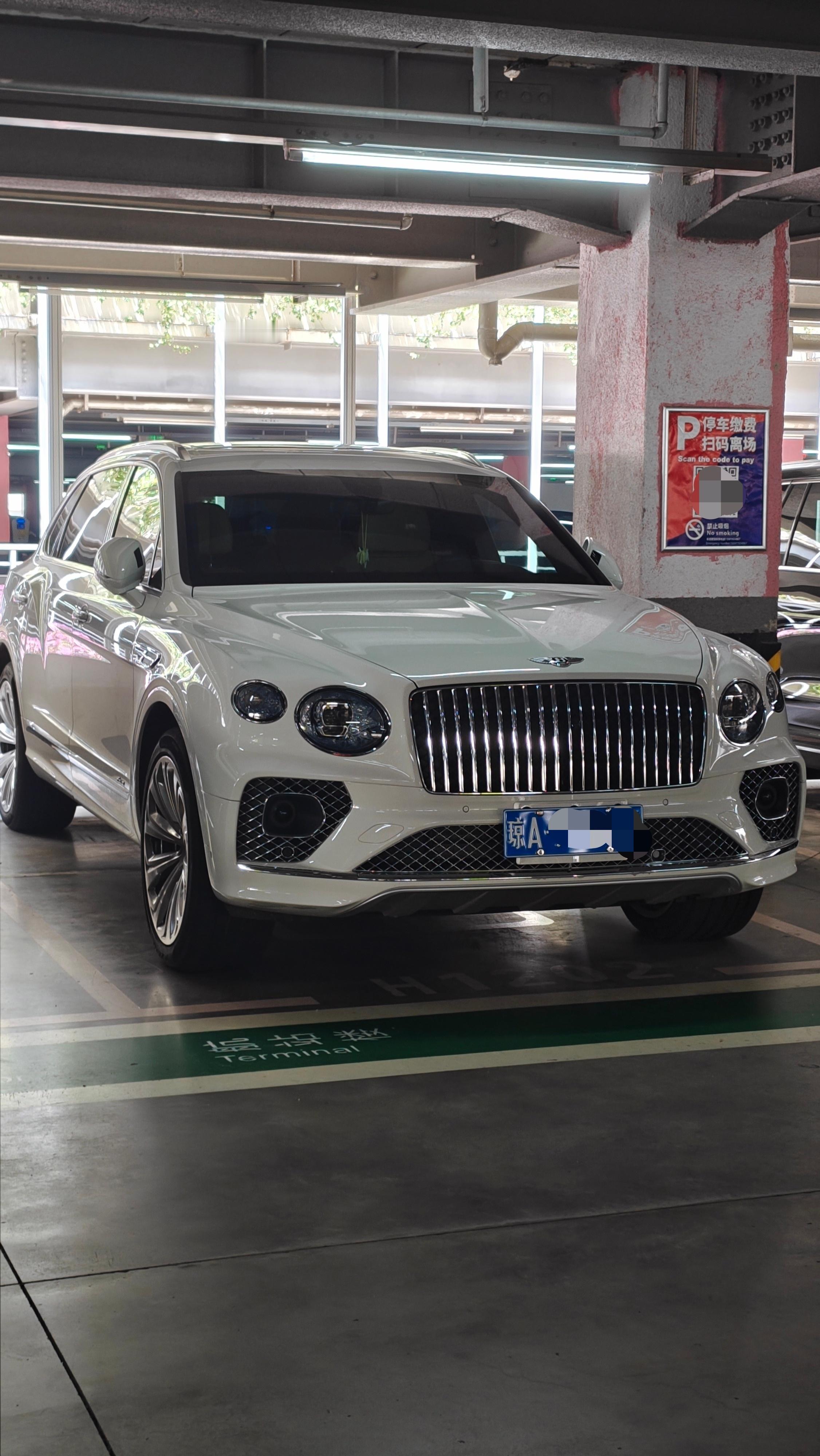 早安，开着大白去机场，去杭州见证蔚来全新es8的上市。好期待今晚的价格，我要抢车