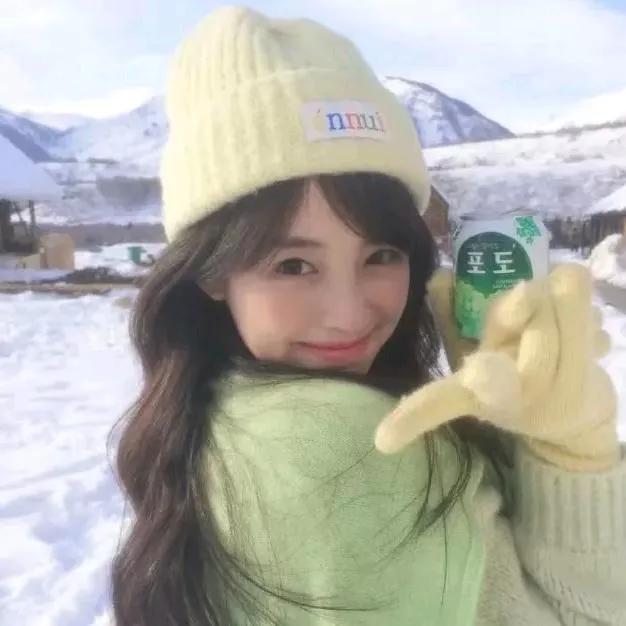 在雪山下的冬日，喝着热饮，笑容温暖如阳光。冬日雪景自拍 雪地甜美照 寒冬喝的茶 