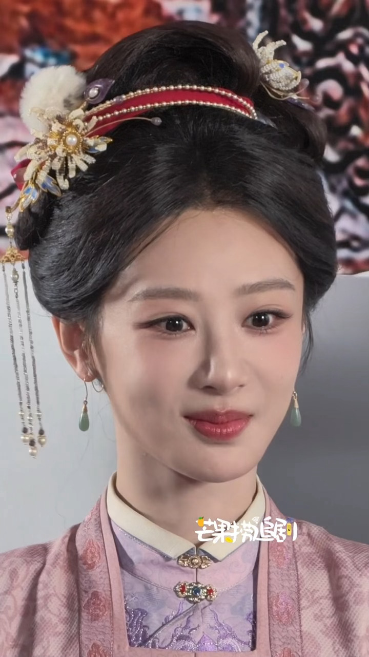 杨紫今日家业直播截图，感觉她身上有一种爆剧花的底气和实力派的自信。有作品傍身就是