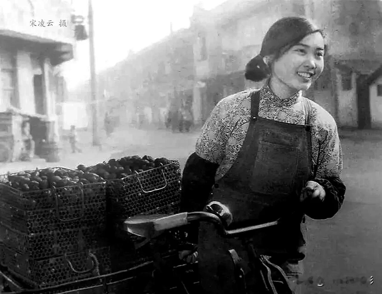 1981。上海街头送煤球的姑娘
【上海专业报企业报新闻摄影学会会员作品选】198