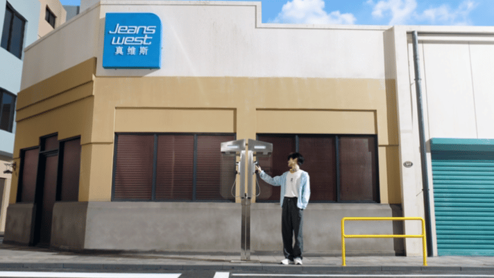 国民男团代言国民品牌 时代少年团街头变装秀精彩上线，正值青春年少，气质干净灵动。