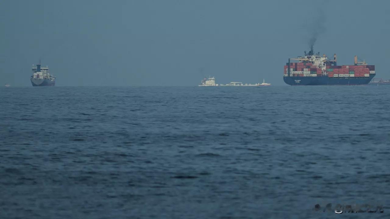 美军卡死霍尔木兹海峡，硬逼29艘船原路折返！

·国际榜，据CNN北京时间202