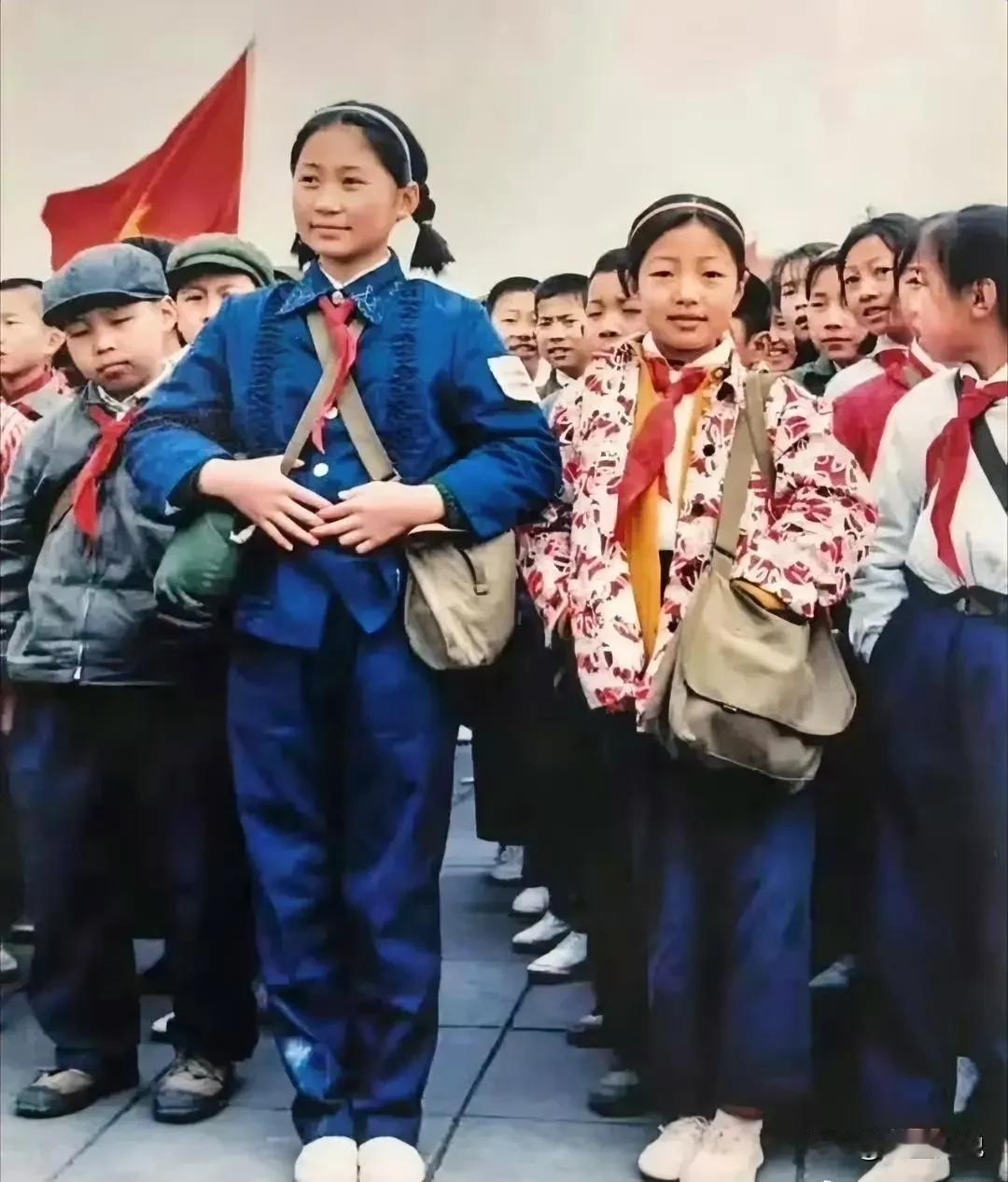 四十年前，也就是1984年的武汉市，春暖花开，实验小学的小学生们背着书包，水壶，