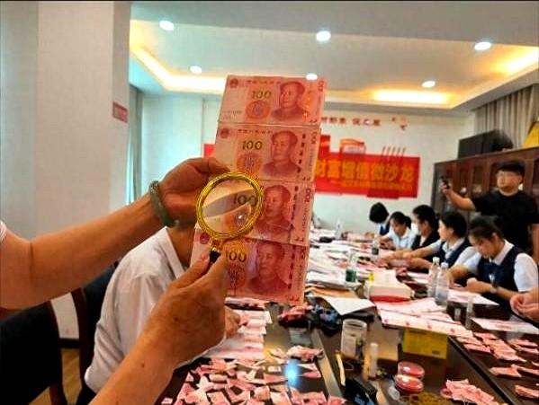 6月30日，备受社会关注的“武汉八旬老人撕碎20万养老金”事件
那一袋子碎纸屑，