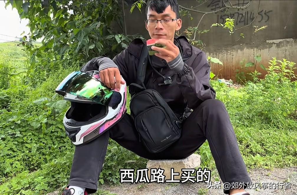 今日午后，唐尚珺更新了其西北环线之旅的视频。在视频中唐尚珺说，摩托车只有他自己能