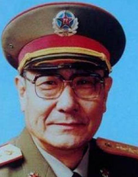 1948年，沈阳战俘营，一个16岁的国民党俘虏抹着眼泪，想领路费回家。一个解放军