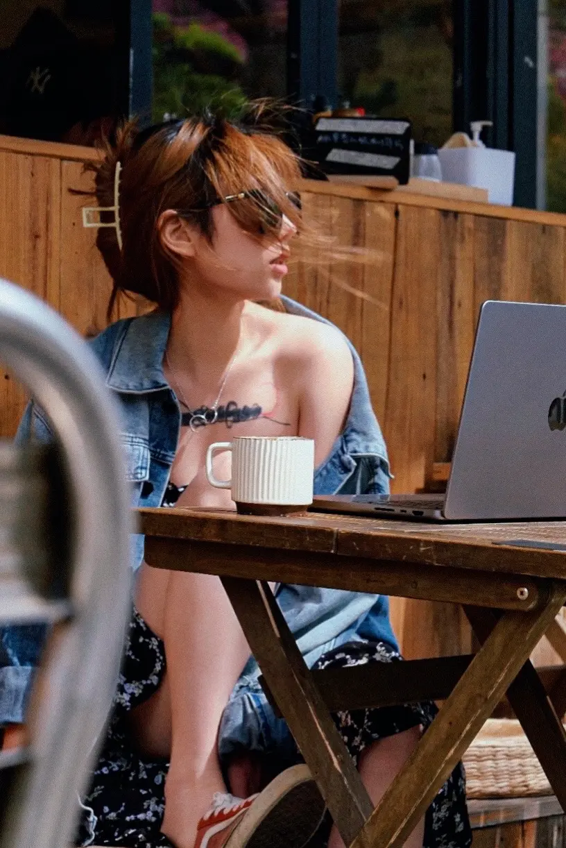 世间情谊，哪有高下之分，各有千秋。