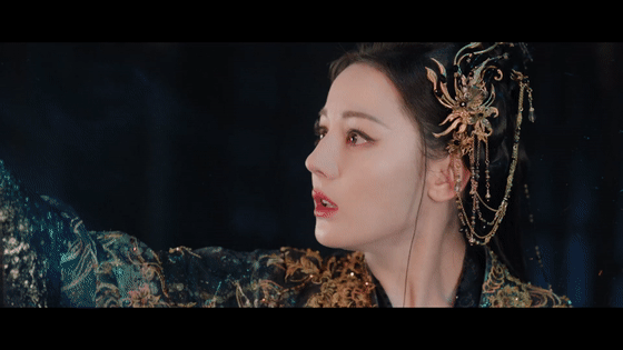 迪丽热巴黑化失控这段好带感内娱拍了女主上位者失控 看到贺思慕提灯踏火而来的那一刻